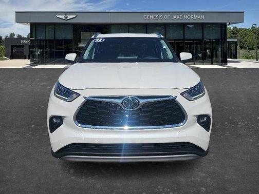 White 2023 Toyota Highlander L