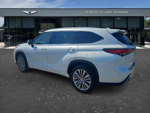 White 2023 Toyota Highlander L