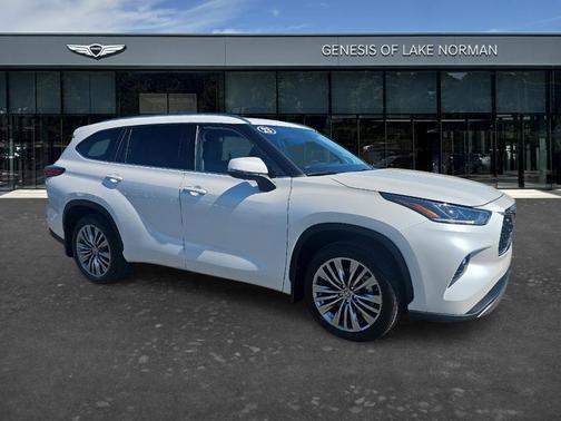 White 2023 Toyota Highlander L