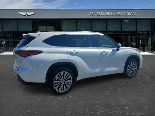 White 2023 Toyota Highlander L