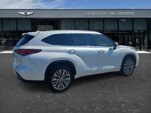 White 2023 Toyota Highlander L