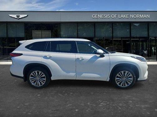 White 2023 Toyota Highlander L