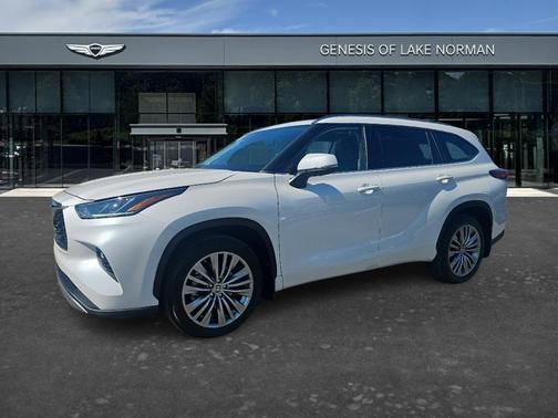 White 2023 Toyota Highlander L