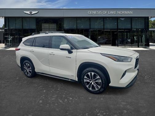 White 2021 Toyota Highlander Hybrid XLE
