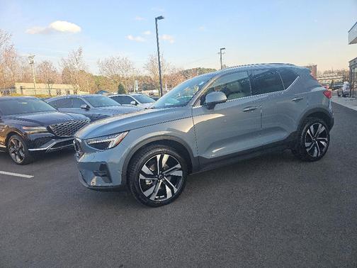 2023 Volvo XC40 B5 Ultimate Bright Theme