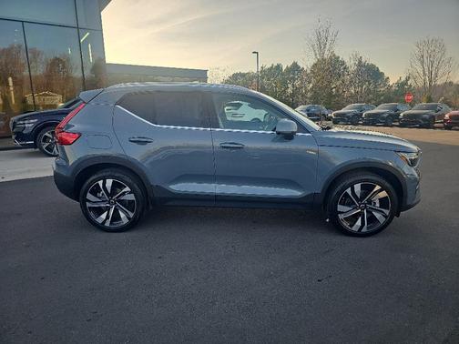 2023 Volvo XC40 B5 Ultimate Bright Theme