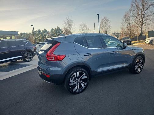 2023 Volvo XC40 B5 Ultimate Bright Theme