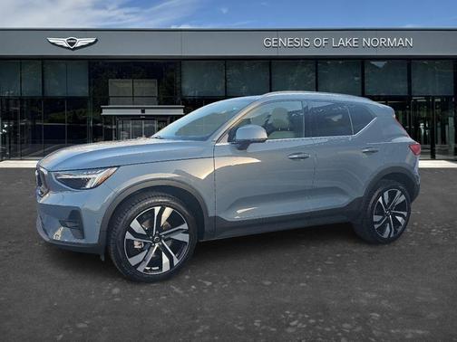 2023 Volvo XC40 B5 Ultimate Bright Theme