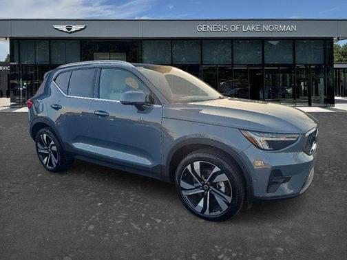 2023 Volvo XC40 B5 Ultimate Bright Theme