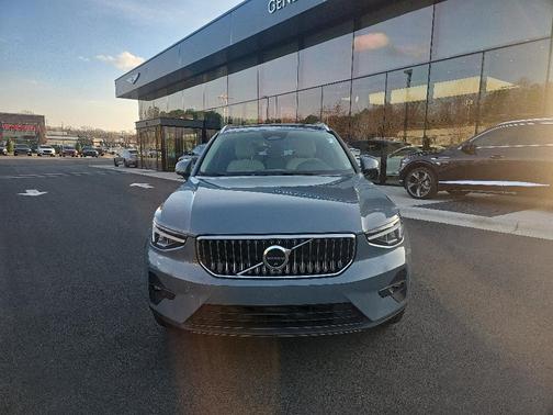 2023 Volvo XC40 B5 Ultimate Bright Theme
