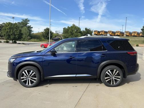 2025 Nissan Pathfinder Platinum 4WD