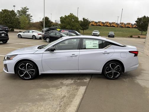 2025 Nissan Altima SR FWD