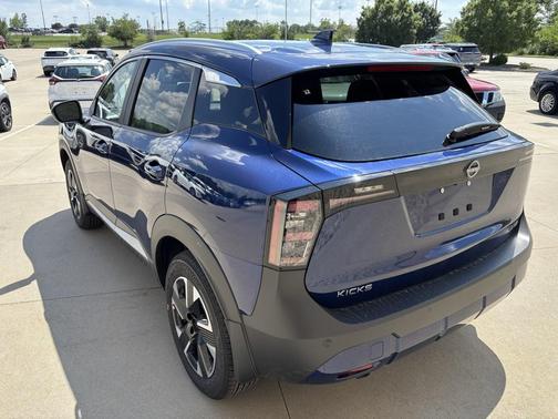 2025 Nissan Kicks SV