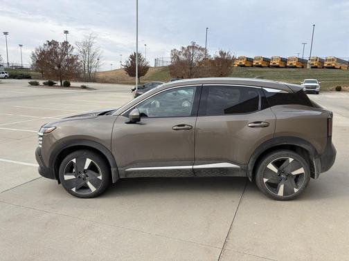 2025 Nissan Kicks SR