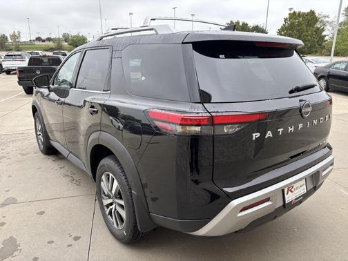 2025 Nissan Pathfinder SL 4WD