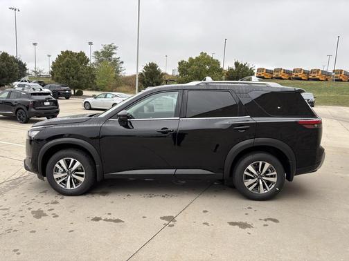 2025 Nissan Pathfinder SL 4WD