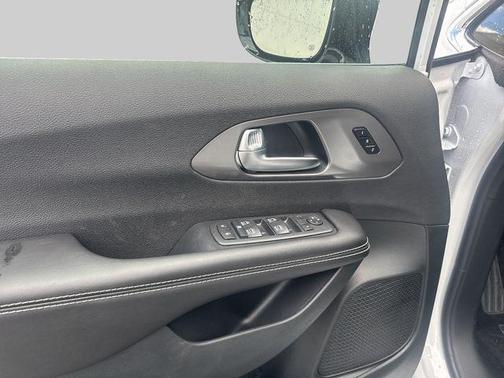 Bright White Clearcoat 2027 Chrysler Pacifica L