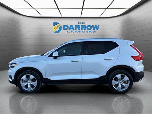 2022 Volvo XC40 T5 Momentum