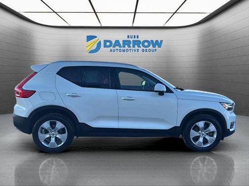 2022 Volvo XC40 T5 Momentum