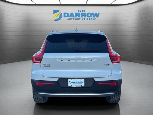 White 2022 Volvo XC40 T5 Momentum