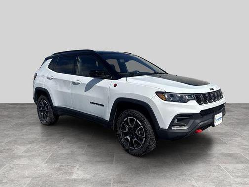 Bright White Clearcoat 2025 Jeep Compass Trailhawk