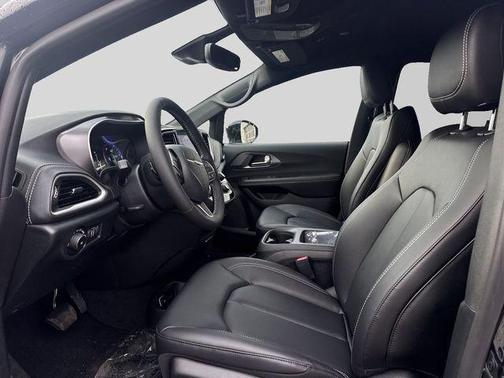 Diamond Black Crystal Pearlcoat 2026 Chrysler Pacifica L