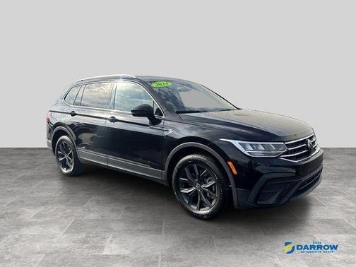 Deep Black Pearl 2024 Volkswagen Tiguan 2.0T SE