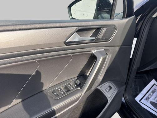 Deep Black Pearl 2024 Volkswagen Tiguan 2.0T SE