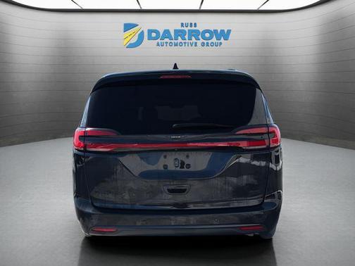 Brilliant Black Crystal Pearlcoat 2023 Chrysler Pacifica Touring L