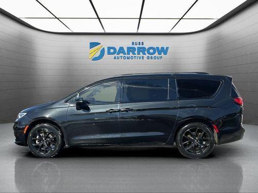 Brilliant Black Crystal Pearlcoat 2023 Chrysler Pacifica Touring L