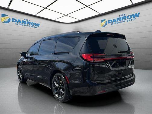 Brilliant Black Crystal Pearlcoat 2023 Chrysler Pacifica Touring L