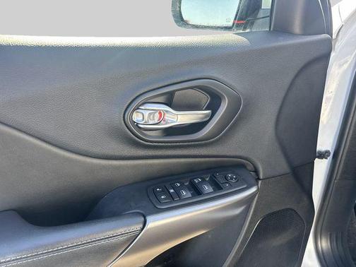 Bright White Clearcoat 2019 Jeep Cherokee Latitude