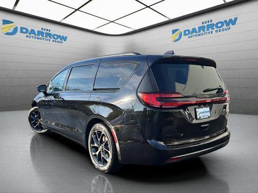 Diamond Black Crystal Pearlcoat 2026 Chrysler Pacifica Limited