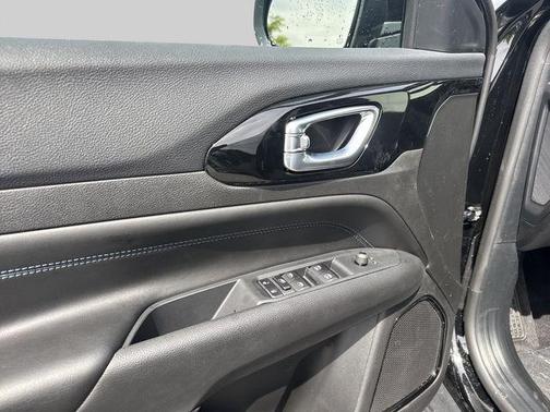 Diamond Black Crystal Pearlcoat 2026 Jeep Compass Latitude