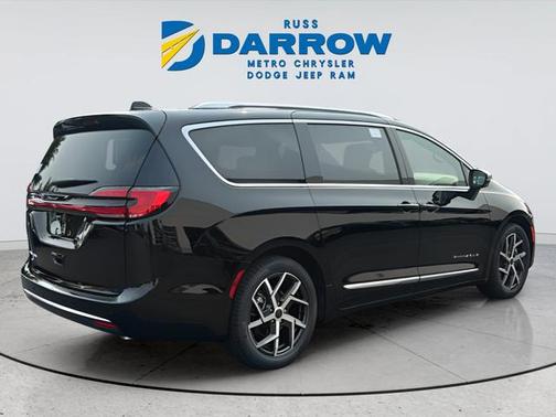 Diamond Black Crystal Pearlcoat 2027 Chrysler Pacifica L