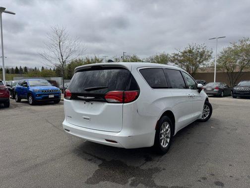 2023 Chrysler Voyager LX