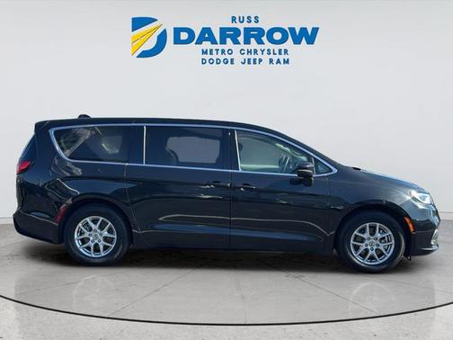Brilliant Black Crystal Pearlcoat 2023 Chrysler Pacifica Touring L