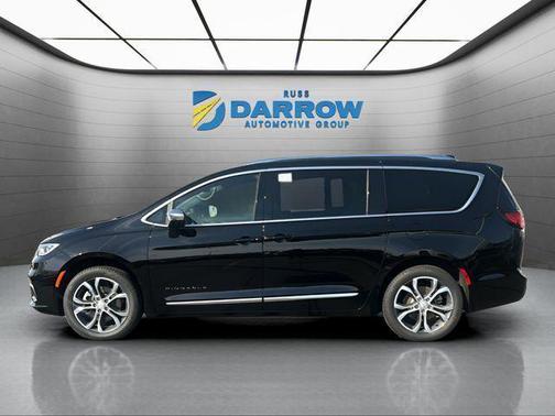 Diamond Black Crystal Pearlcoat 2026 Chrysler Pacifica L