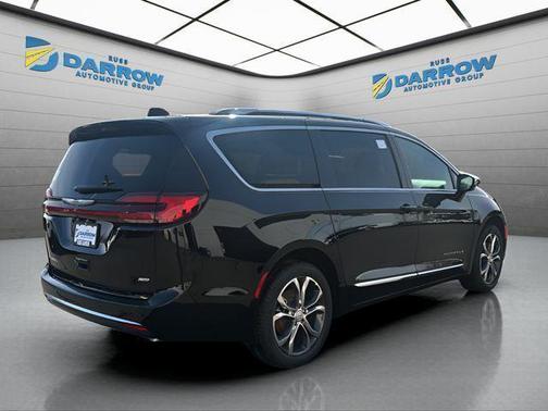 Diamond Black Crystal Pearlcoat 2026 Chrysler Pacifica L