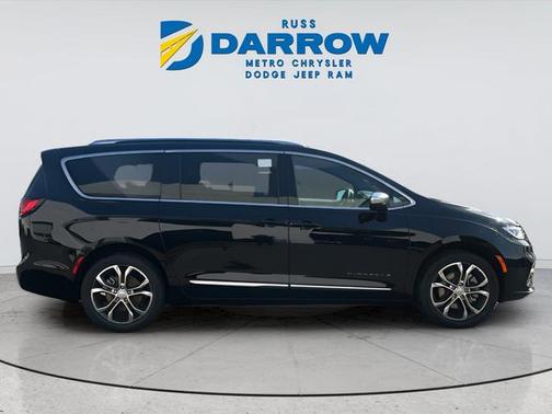Diamond Black Crystal Pearlcoat 2026 Chrysler Pacifica L