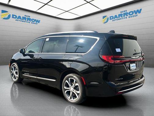 Diamond Black Crystal Pearlcoat 2026 Chrysler Pacifica L