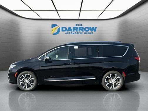 Diamond Black Crystal Pearlcoat 2026 Chrysler Pacifica L