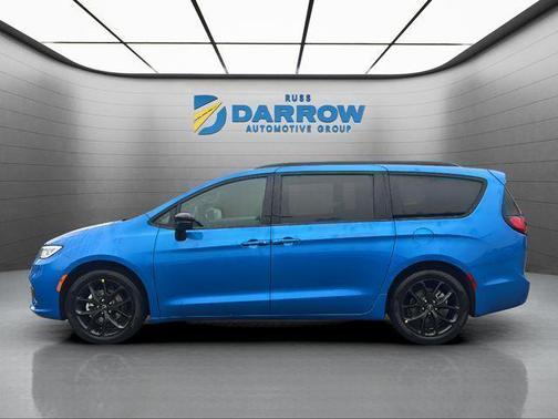 Hydro Blue Pearlcoat 2026 Chrysler Pacifica L