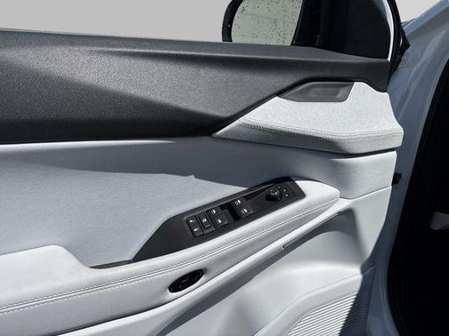Bright White Clearcoat 2026 Jeep Cherokee Laredo