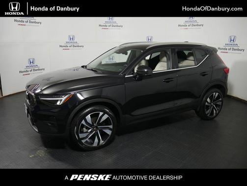 2023 Volvo XC40 B5 Plus Bright Theme