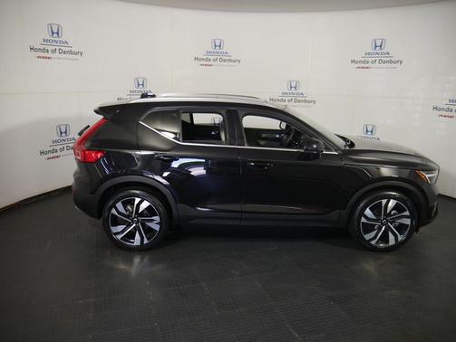 2023 Volvo XC40 B5 Plus Bright Theme