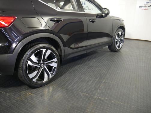 2023 Volvo XC40 B5 Plus Bright Theme