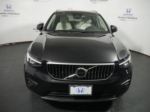 2023 Volvo XC40 B5 Plus Bright Theme