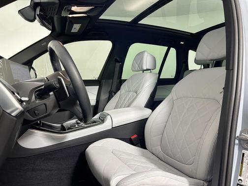Gray Metallic 2025 BMW X5 xDrive40i