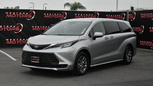 2023 Toyota Sienna LE